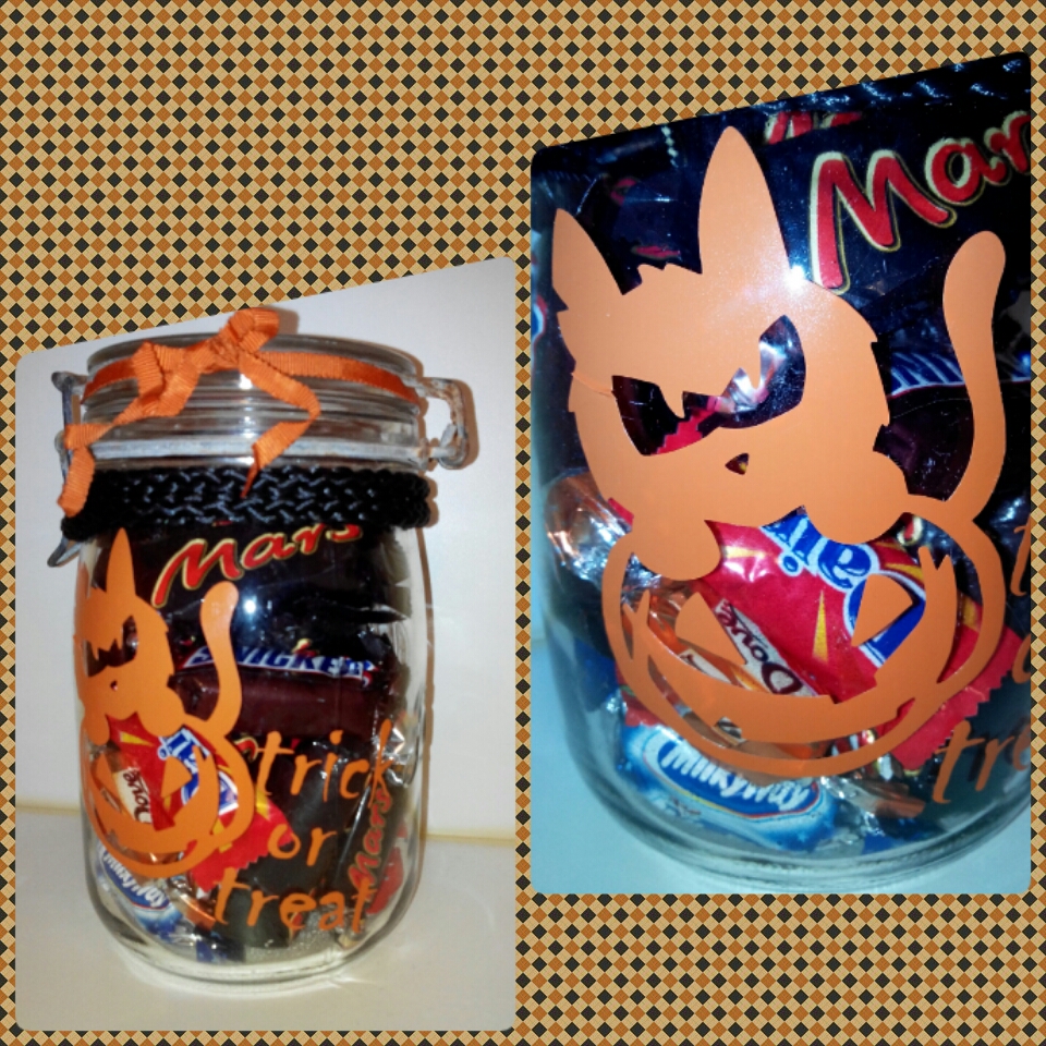 La boîte à bonbons Halloween est décorée avec les autocollants Zlook (sticker chat citrouille + lettrage adhésif).