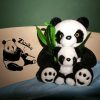 panda-assis-presentation-chambre-sticker-panda-peluche-atomistickers